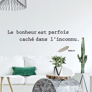 Adhésif citation Victor Hugo "Le bonheur est parfois caché dans l'inconnu." dans un salon