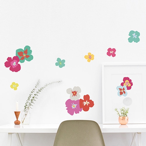 Sticker de Fleurs Exotiques Colorées collés sur un mur de bureau