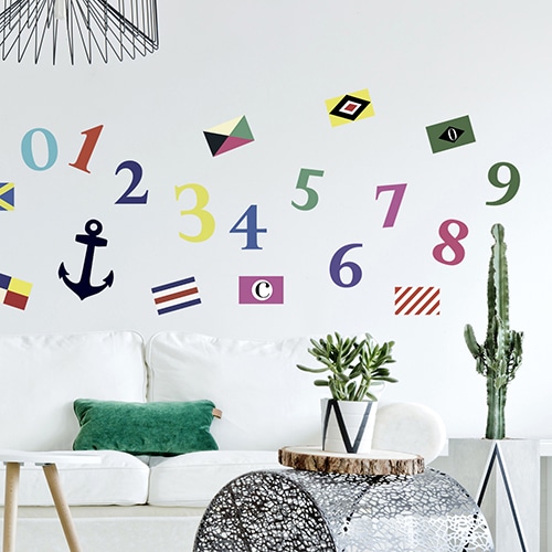 Papier intissé décoratif, customisation simple d’un mur de chambre pour enfant, illustration de chiffres et de numéros associés à des dessins rigolos, marron, gris et rouge, facile à entretenir.