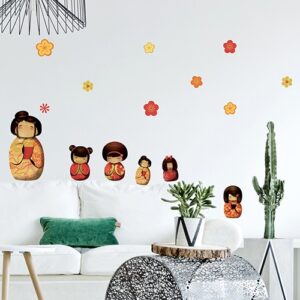 Stickers autocollants Poupée Kokeshi sur un mur blanc au-dessus d'un canapé blanc