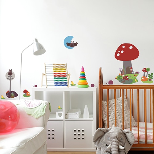 Stickers planche Maison Champignon dans une chambre d'enfant