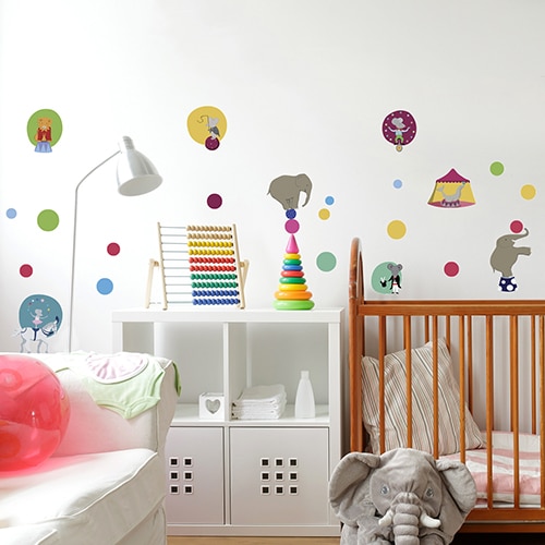 Sticker adhésif dessins du cirque coller sur le mur d'une chambre enfant