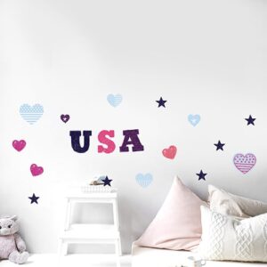 Sticker coeur rose et bleu et lettres USA collé au mur d'une chambre
