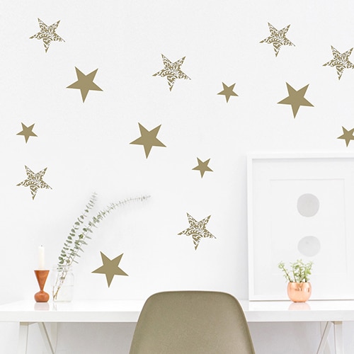 Décoration murale de Sticker Pluie Étoiles au-dessus d'une table sur un mur blanc