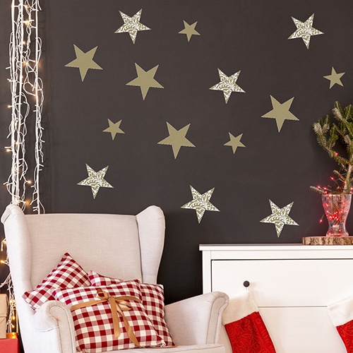 Déco de Sticker de noel avec Pluie d'Étoiles sur un mur noir