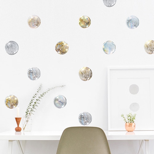 Pommes en Argent en sticker collé sur un mur blanc au-dessus d'un bureau