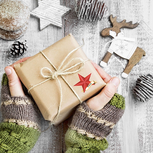 Étiquettes étoile rouge sur un paquet cadeau