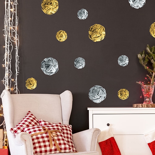 Sticker déco de Boules de Noël sur un mur marron de salle à mangé