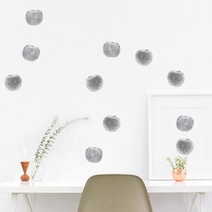 Pommes en Argent en sticker collé sur un mur blanc au-dessus d'un bureau