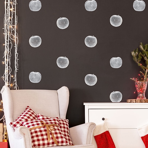 Stickers de Pommes en Argent collé sur un mur noir dans un salon