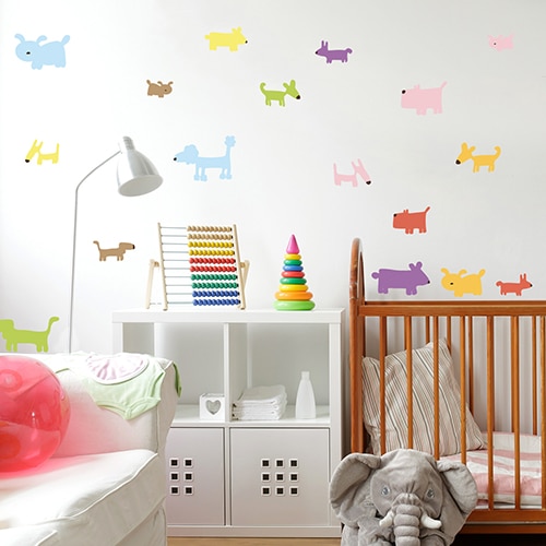 Déco de chambre enfant avec des dessins de stickers de Chiens Colorés