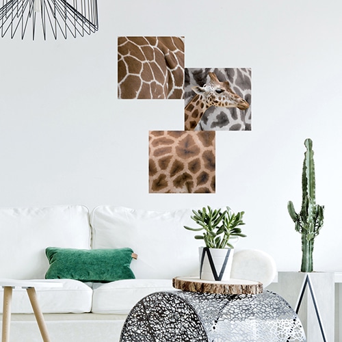 Sticker girafe déco dans un salon avec canapé