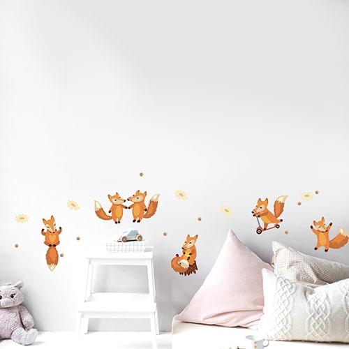 Stickers crabes rouges pour enfants mis en ambiance sur un mur blanc dans une chambre de bébé