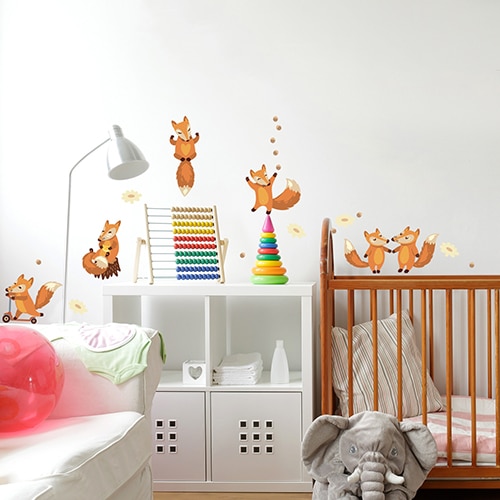 Sticker Planche Renards sur mur blanc dans une chambre d'enfant