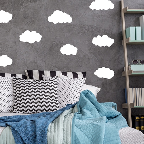 Sticker Planche Nuages sur mur gris au-dessus d'un lit