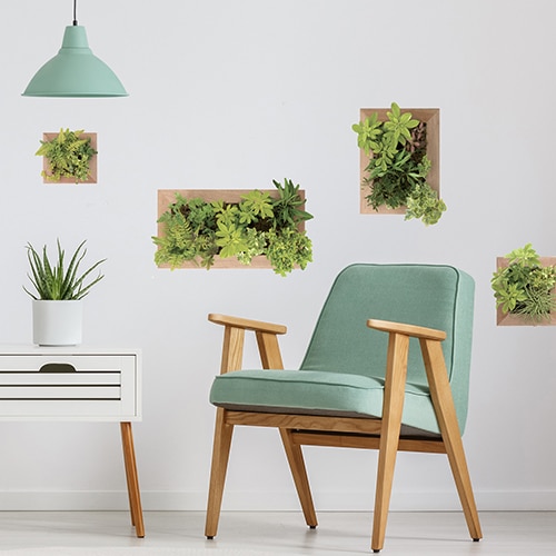 Quatre stickers faux Jardin Vertical au-dessus d'un fauteuil vert dans un salon