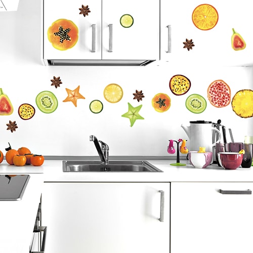 Ensemble de stickers de Fruits Exotiques disposé sur les murs d'une cuisine