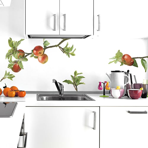 Sticker Planche Pommes sur la Branche dans une cuisine au-dessus d'un plan de travail