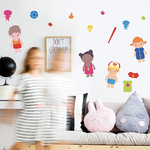 Sticker de dessins à habiller collé sur un mur de chambre d'enfant