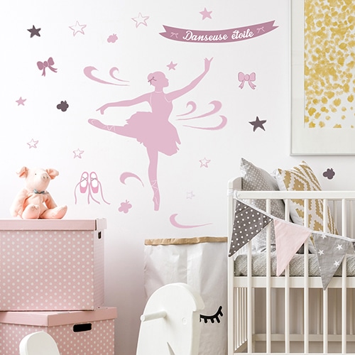 Stickers adhésifs danseuse étoile à côté d'un lit bébé