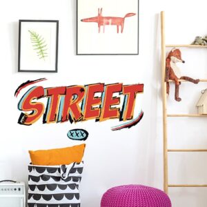 Sticker graffiti avec l'écriteau "STREET" collé sur un mur de chambre d'enfant