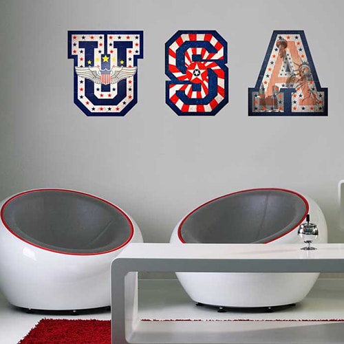 Autocollant mural lettres USA avec motifs drapeau des Etats-Unis mis en ambiance sur un mur gris