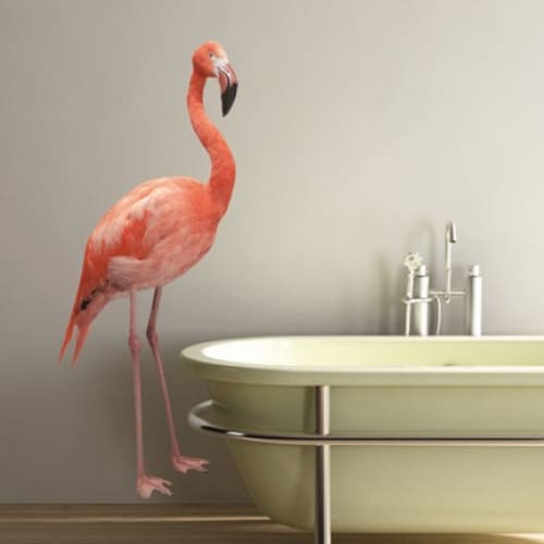 Sticker géant flamand rose dans une salle de bain déco