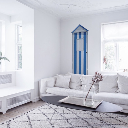 Décoration marine dans le salon avec un trompe-l'oeil de cabine de plage en bleu et blanc