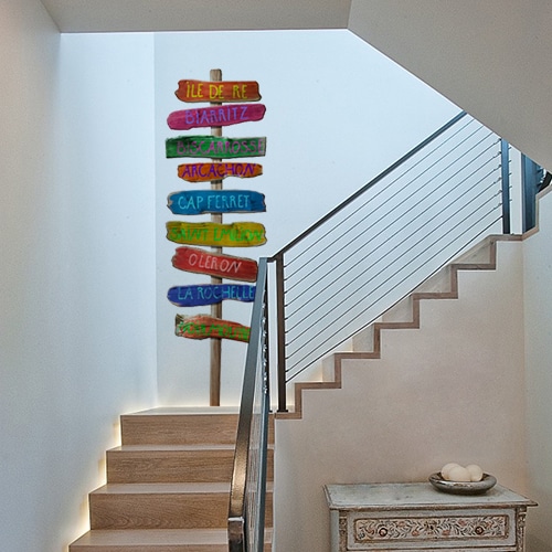 Escalier classique avec des marches ornées de stickers autocollants représentant des gouvernails de bateau rouges
