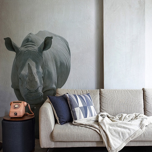 Sticker Mural Rhinocéros positionné sur le mur d'un salon