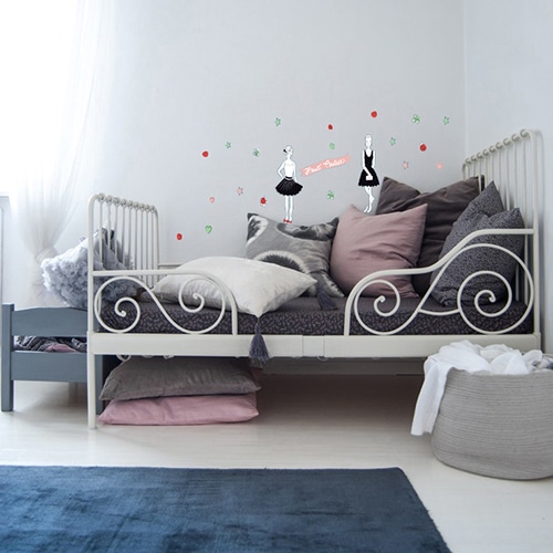 Stickers Haute Couture Parisienne déco dans une chambre de fille au-dessus d'un lit gris