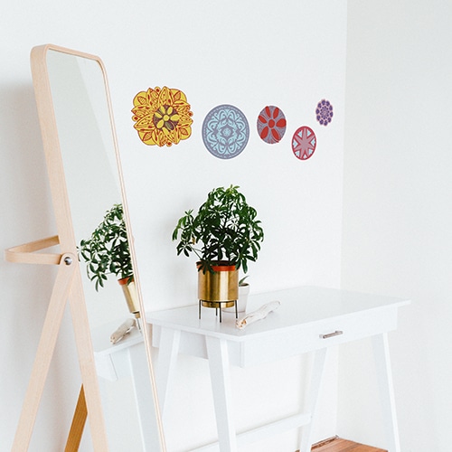 Stickers déco de Mandala collé dans un mur de chambre