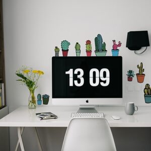 Stickers Mini Cactus colorés collé au-dessus d'un bureau