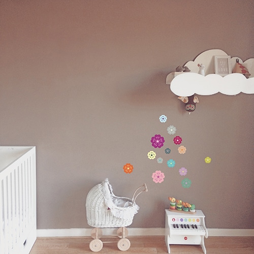trois stickers muraux fées oranges mis en ambiance sur un mur blanc d'une chambre de bébé