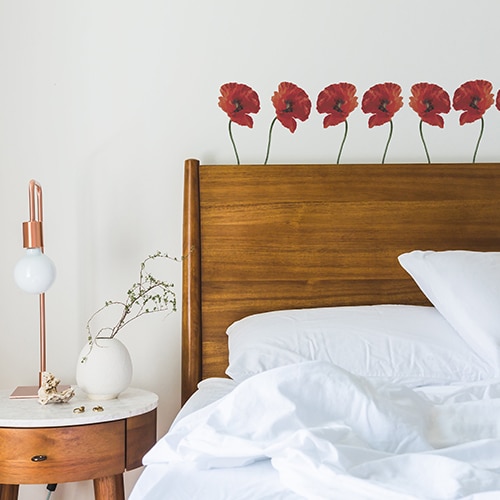 Stickers autocollants Petits Coquelicots Rouges dans une chambre au-dessus d'un lit