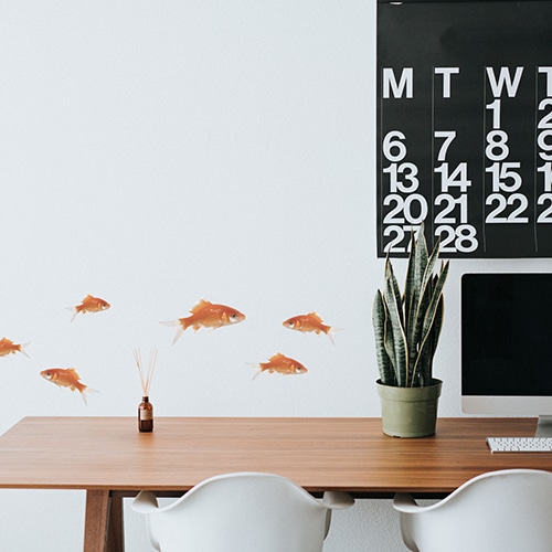 Sticker poissons rouges au-dessus d'une table avec plante décorative