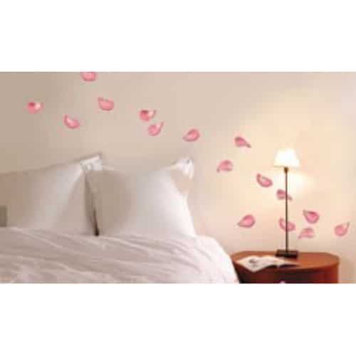 Stickers Pétales de Roses sur un mur dans une chambre au-dessus du lit