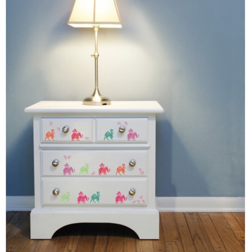 Sticker autocollant d'éléphants et dromadaires colorés sur un meuble blanc