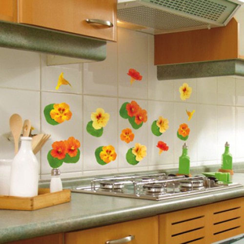 stickers muraux capucines oranges et vertes mises en ambiance sur le mur d'une cuisine