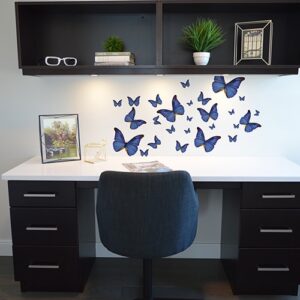 Stickers Papillons bleus au-dessus d'un bureau noir et blanc