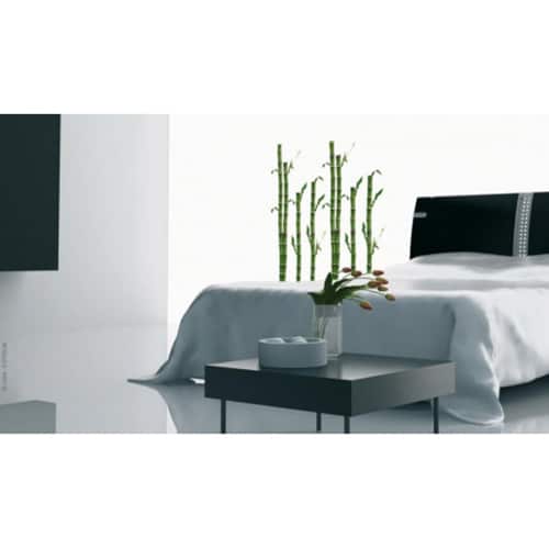 Sticker bambou zen dans une chambre avec lit blanc