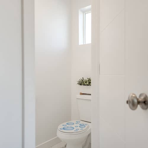 Salle de bain moderne avec un sticker définition Salle de bain au dessus du lavabo