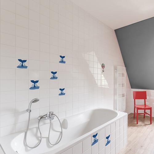 Sticker ancre bleue sur mur de salle de bain aux meubles de bois