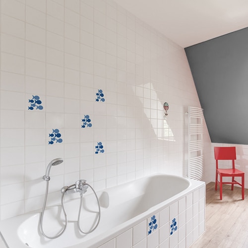 Sticker décoratif autocollant Chevrons 3D blanc collé sur la douche d'une petite salle de bain avec WC