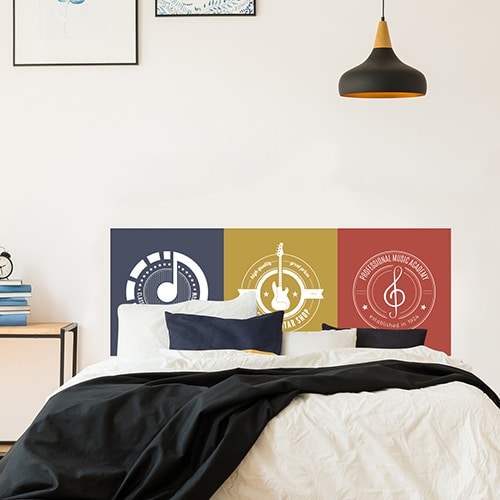 Sticker déco autocollant motivant travailler dur collé dans une pièce à vivre moderne et décorée