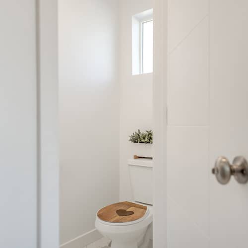 Adhésif céramique noir et blanc pour déco carrelage blanc de salle de bain moderne