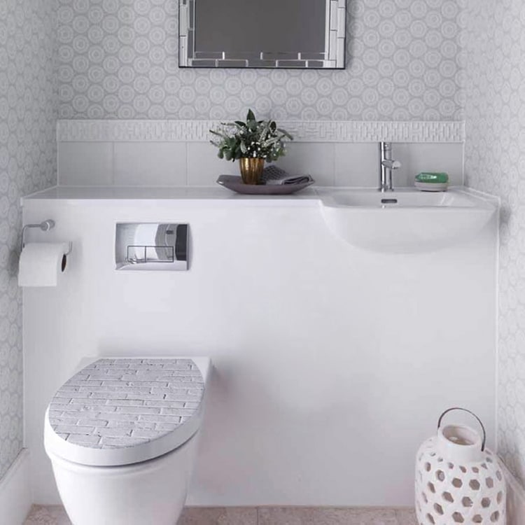 Sticker décoratif adhésif Motifs losanges gris et noirs collé sur une petite salle de bain moderne