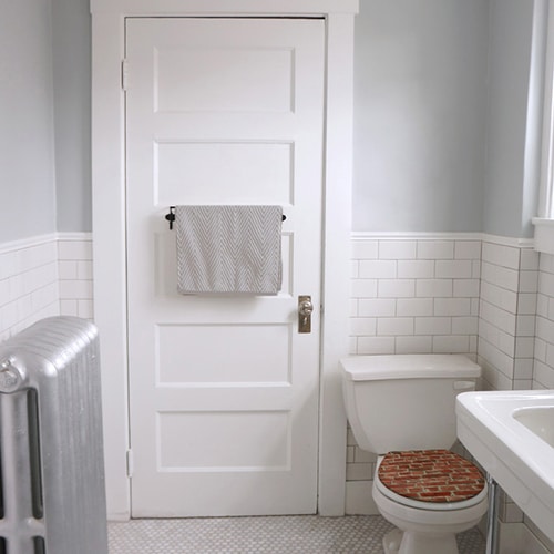 WC classique blanc avec un sticker décoratif Merci de laisser propre