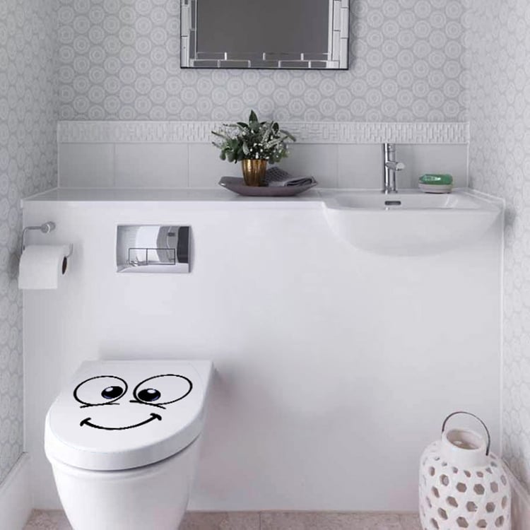 Toilettes blancs avec un sticker adhésif instruction Penser à tirer la chasse d'eau au mur