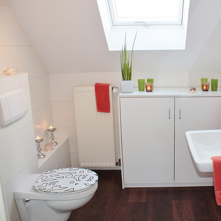 Toilettes blanches avec un sticker citation On me voit